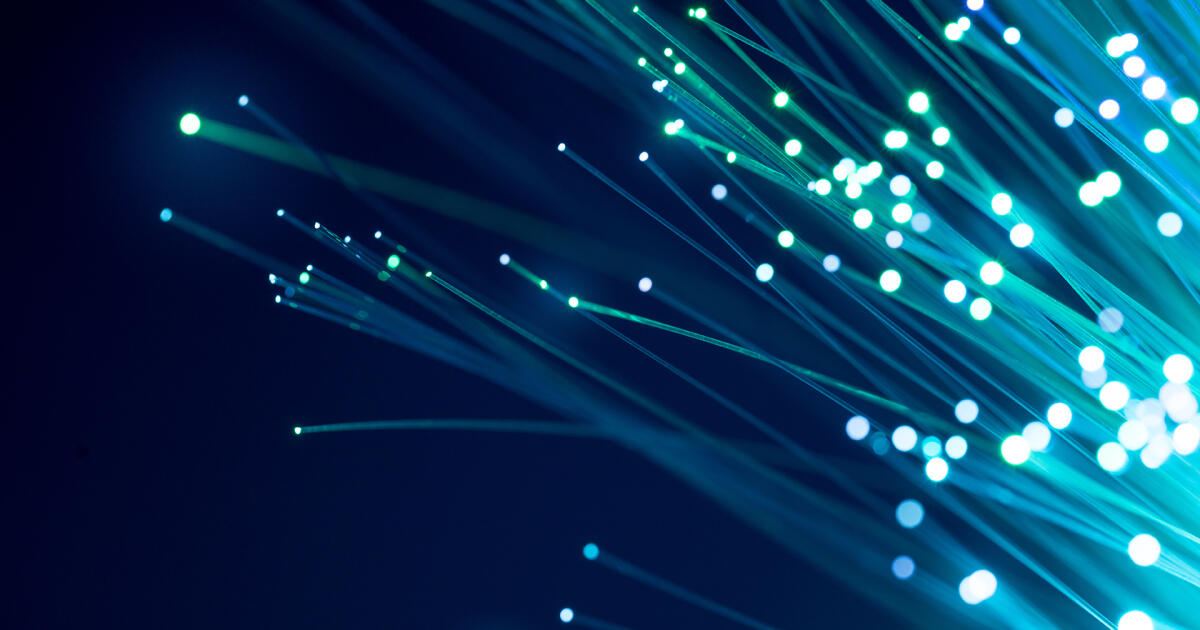 Dlaczego internet światłowodowy jest lepszy od zwykłego kablowego?